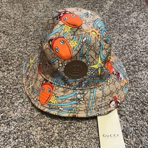 Graphic Gucci Bucket Hat  & Leather Gucci Logo